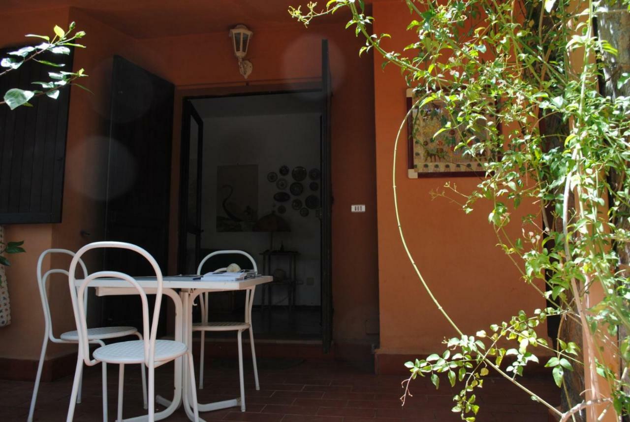 Via Dei Pini Villa Fort Village Exteriör bild